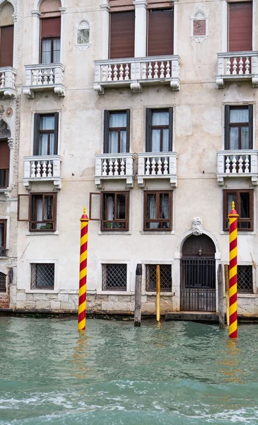 Rode en gele gondel posten in Venetië canal — Stockfoto