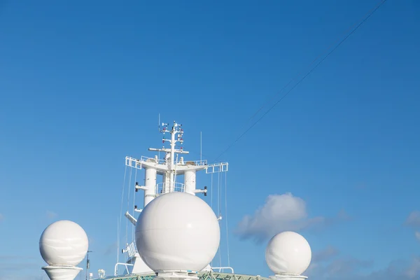 Bílá satelitní zařízení na výletní loď — Stock fotografie