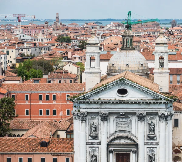 Chiesa con tetti di Venezia — Foto Stock