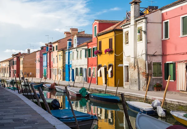 Yellow Home with Purple Flowers in Burano — Stock Photo, Image