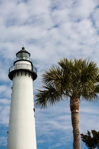 れんが造りの白い灯台と椰子の木 — ストック写真
