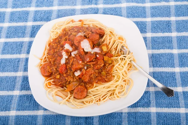意大利面配香肠和面食在叉上使滴溜溜地旋转 — 图库照片