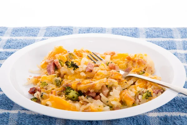 Kom heeft bruin aardappelen met broccoli ham en kaas — Stockfoto