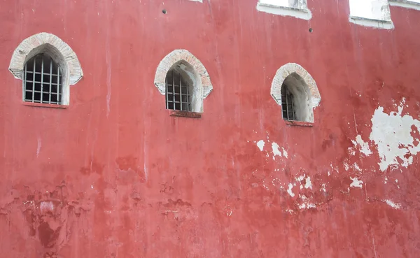 Barred Windows in Old Red Wall — Stock Photo, Image