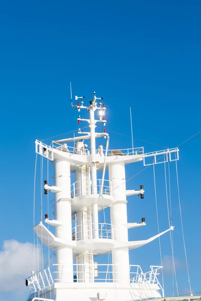 Satellit- och radiosände antenner på kryssningsfartyg — Stockfoto
