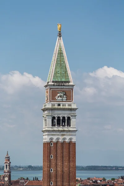 Saint işaretleri üzerinde kare kule — Stok fotoğraf
