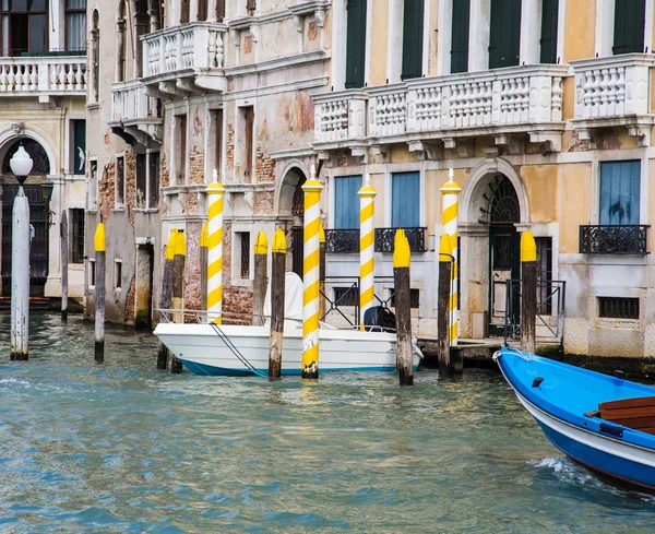 Yellow and White Gondola Poles — Stock Photo, Image