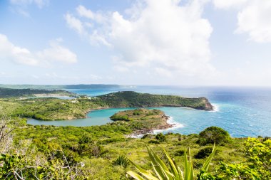 mavi deniz ve yeşil arazi