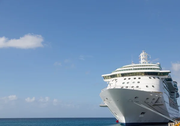 Navio de cruzeiro e espaço de cópia — Fotografia de Stock