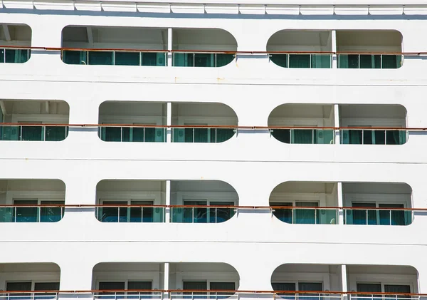 Kapalı balkon beyaz gemi cruise — Stok fotoğraf