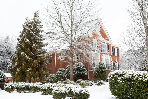 Casa de ladrillo grande en nieve — Foto de Stock