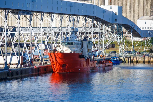 오렌지와 화이트 산업 선박 — 스톡 사진