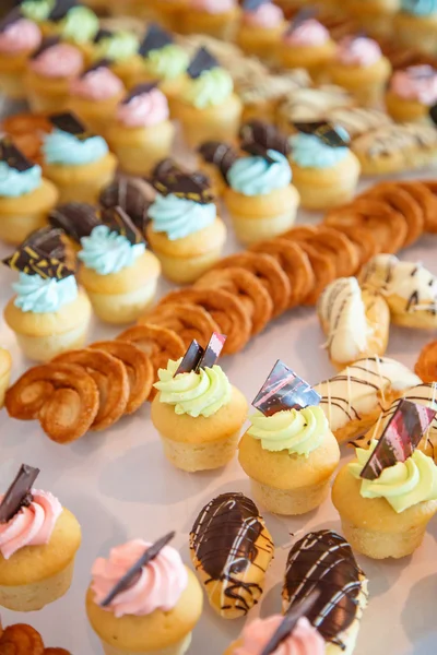 Filas de pasteles dulces — Foto de Stock