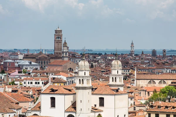 Skyline des alten Venedigs mit Kirchtürmen — Stockfoto