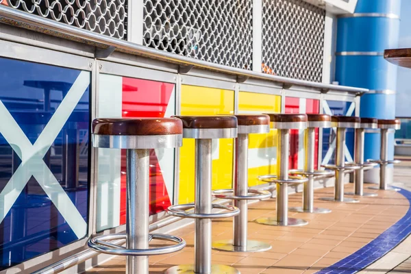 Barkrukken op kleurrijke cruise schip dek — Stockfoto