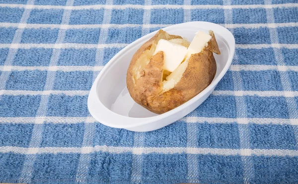 Patata al horno esponjosa caliente con mantequilla —  Fotos de Stock