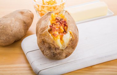 Pastırma ve peynirli fırında patates.