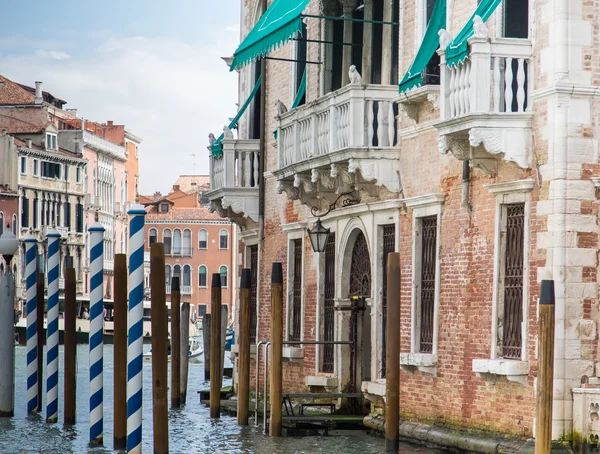 New and Old Gondola Posts in Venice Canal — Stock Photo, Image