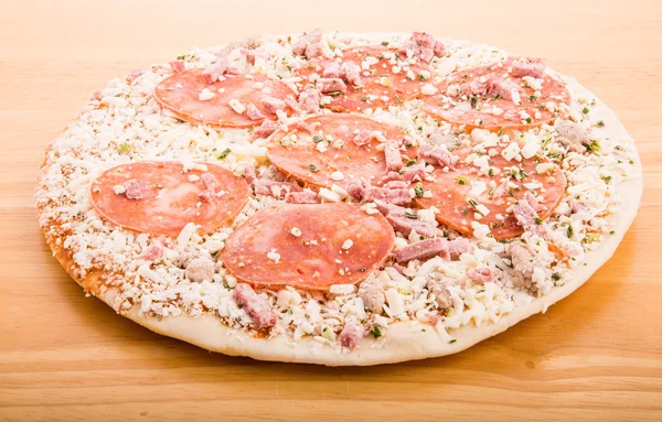 donmuş pepperoni pizza odun kesme tahtası üzerinde