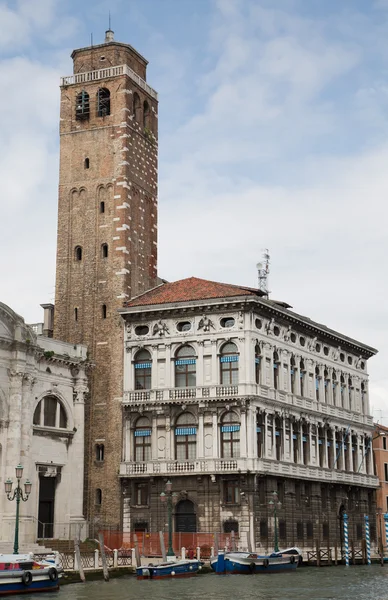 Bel Tower by Old Venice Building — Stock Photo, Image