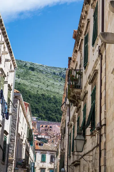 Dar sokak ve Dubrovnik'in yeşil tepeler — Stok fotoğraf