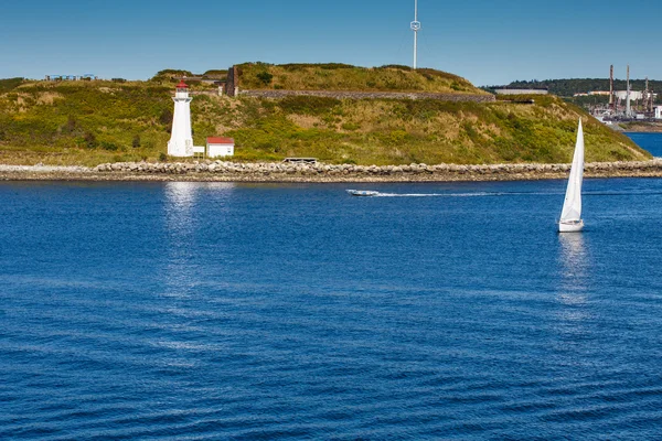 Voilier blanc s'approchant du phare blanc — Photo