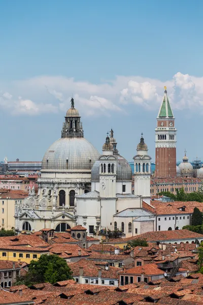 Heiliger markiert Turm und Kuppeln in Venedig — Stockfoto