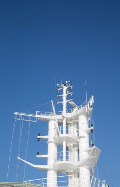 Mavi gökyüzü beyaz Uydu Ekipmanları