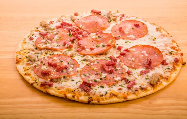 Pepperoni quente e pizza de salsicha — Fotografia de Stock