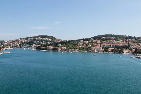Kroatische Häuser in ruhiger blauer Bucht — Stockfoto