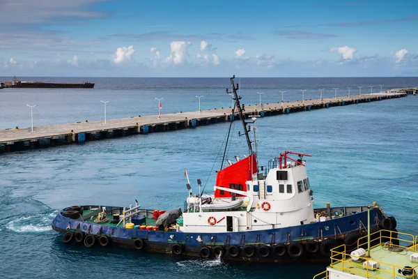 Blå och röda bogserbåt i blå hamn — Stockfoto