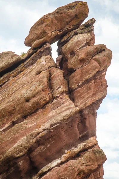 Röda klippor balanserade på klippan — Stockfoto