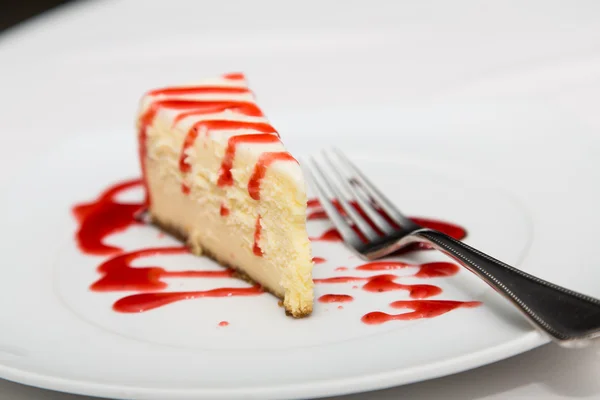 Slisce di Cheesecake con Salsa alla Fragola — Foto Stock