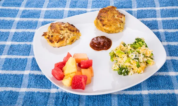 Pasteles de Cangrejo con Cazuela de Brócoli y Fruta — Foto de Stock