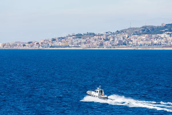 Pilot boot richting-Italiaanse kust — Stockfoto