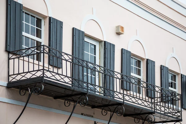 Černý okenice a Železný balkon — Stock fotografie