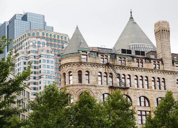 Oude stenen en moderne gebouwen in boston — Stockfoto