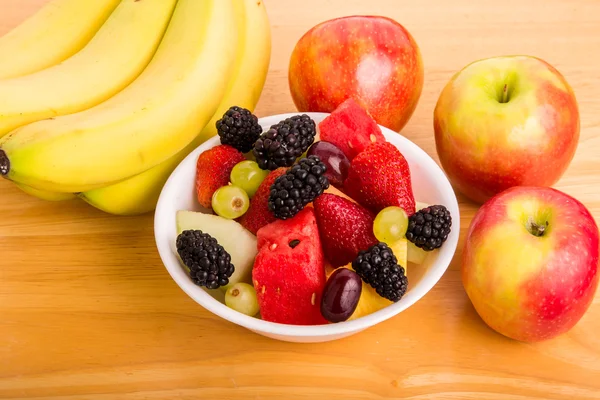 Розрізати фрукти з усього бананів і яблука — стокове фото