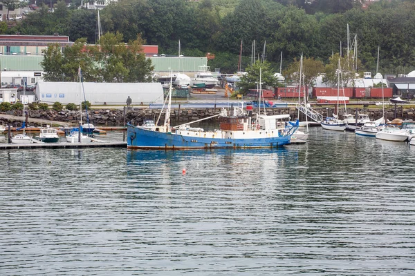 Niebieski pracy statku w portland harbor — Zdjęcie stockowe