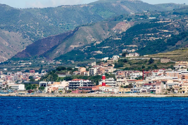 Rode en witte vuurtoren op kust van Italië — Stockfoto