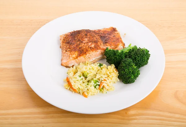 Salmão assado com brócolis e arroz Pilaf — Fotografia de Stock