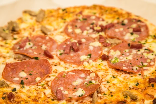 Pizza quente de pepperoni e salsicha — Fotografia de Stock