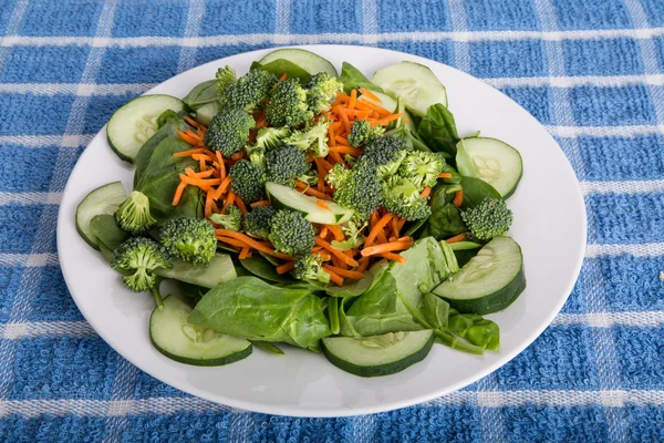 Spinach Salad with Cucumbers and Broccoli — Stock Photo, Image