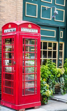 kırmızı telefon kulübesinin dışındaki pub