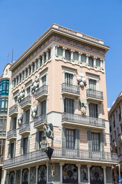 Altes gipshotel mit balkonen in barcelona — Stockfoto