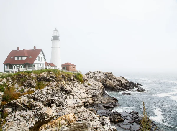 岩の多い海岸、灯台 — ストック写真