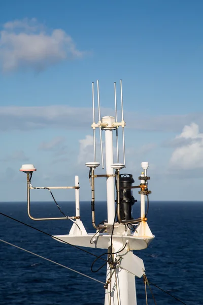 Ancien équipement satellite blanc sur la mer bleue — Photo