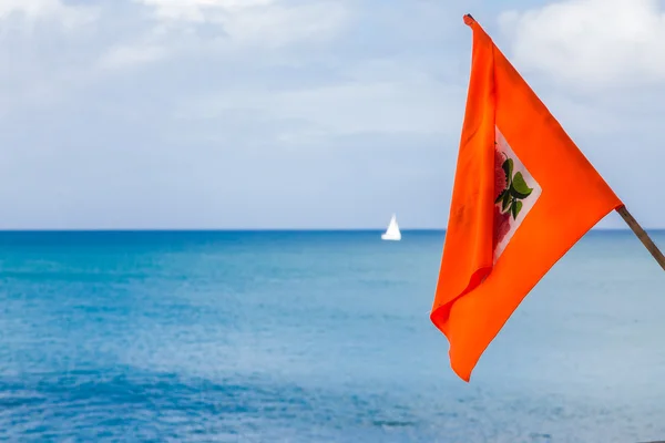 Oranžový příznak s plachetnice v pozadí — Stock fotografie