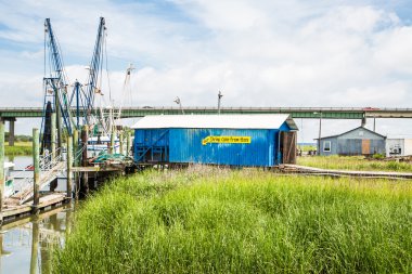 Karides tekneleri tarafından mavi bina