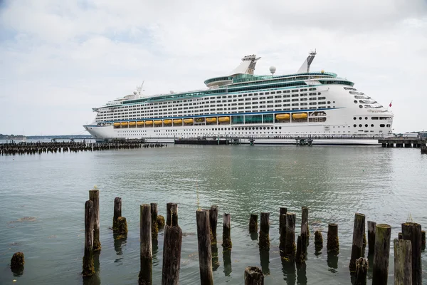 Luxe cruiseschip voorbij houten palen — Stockfoto